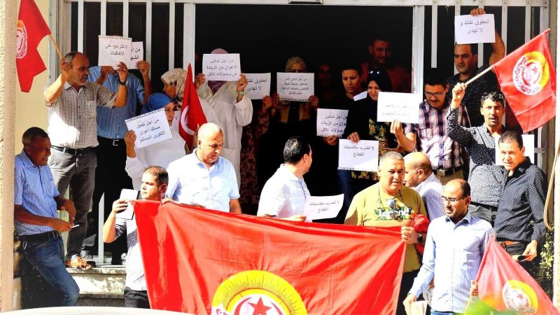 أعوان المركز الوطني للتكوين المستمر والترقية المهنية في وقفة احتجاجية
