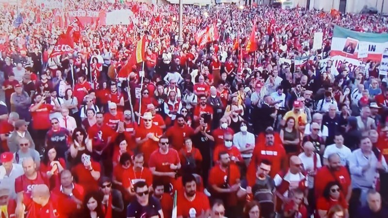 تظاهرة ضخمة في إيطاليا بمشاركة منظمات نقابية عالمية إستهدفها اليمين المتطرف