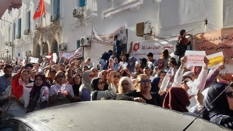 المعلمون النواب يحتجون أمام وزارة التربية لتسوية ملفاتهم وفشل الجلسة التفاوضية بين وزارة التربية و جامعة التعليم الاساسي