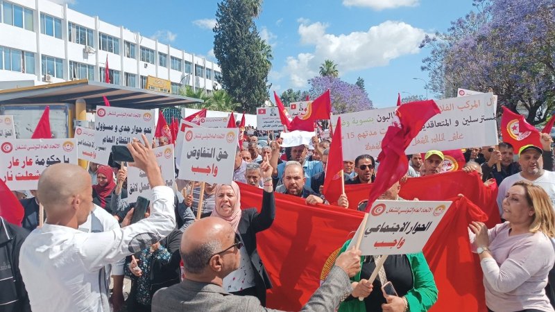 في اليوم الوطني للفلاحة ووسط حضور أمني : المئات من عمال الفلاحة يحتجون