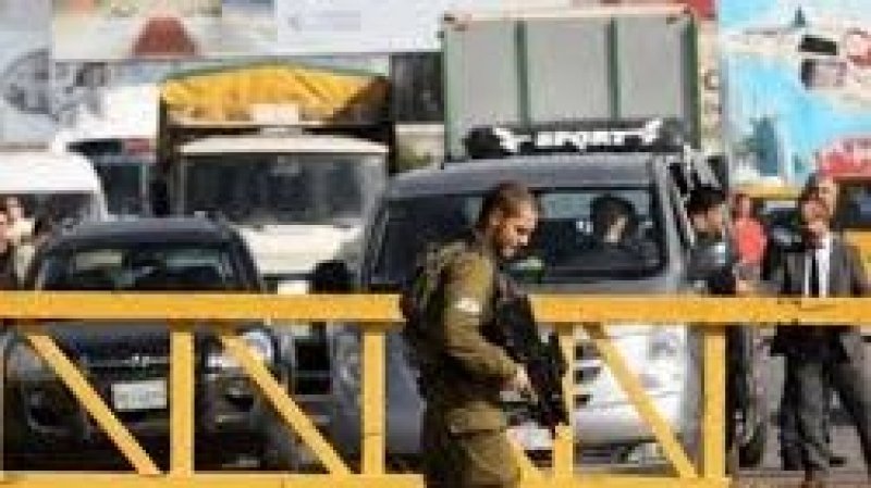 لليوم الثالث على التوالي : الاحتلال يضيق الخناق على محافظات الضفة الغربية ويعرقل تنقل المواطنين