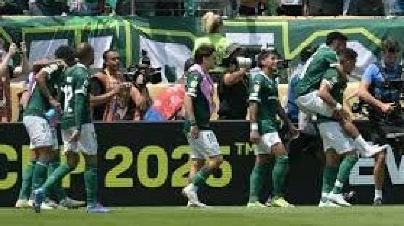 بالميراس البرازيلي يبلغ ربع نهائي كأس العالم للأندية بفوزه الصعب على مواطنه بوتافوغو