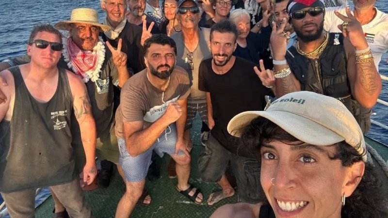 اعضاء فريق سفينة حنظلة يتدربون على سبل النجاة في حال اقتحامها