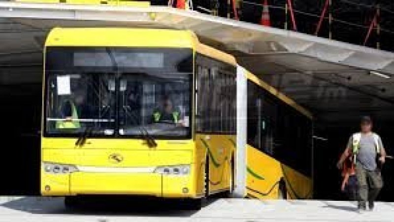 تهشيم لحافلة صينية تدخل الخدمة لأول يوم