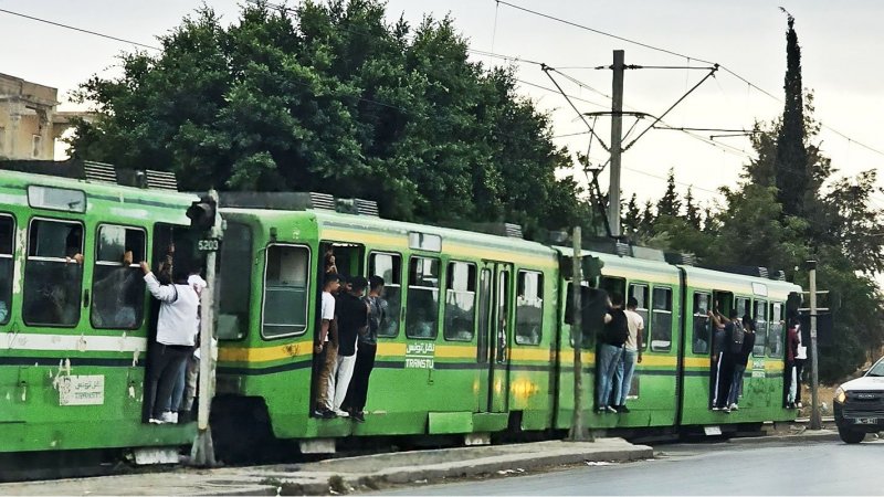 بأبواب مفتوحة: عربات المترو تتجول على سكك متآكلة وتقاطعات غير مؤمنة