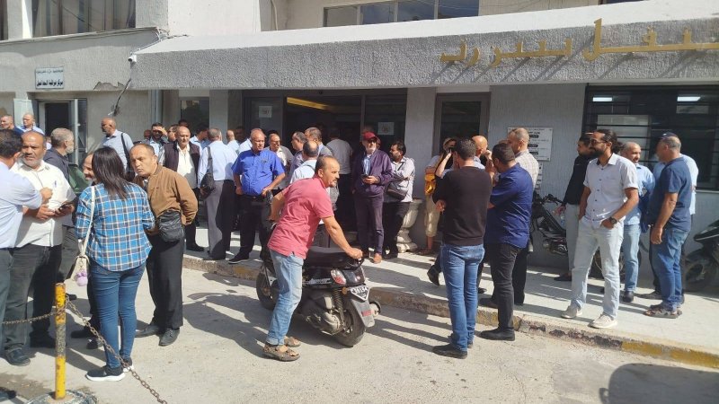 أعوان نقل بنزرت ينفذون وقفة احتجاجية للمطالبة بتكريس الحق النقابي وديمومة المؤسسة