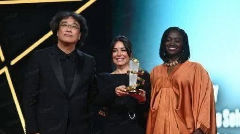 فاز بجائزة النجمة الذهبية و أحسن دور نسائي : أريج السخيري تتألق بفيلم "سماء بلا أرض "في مهرجان مراكش