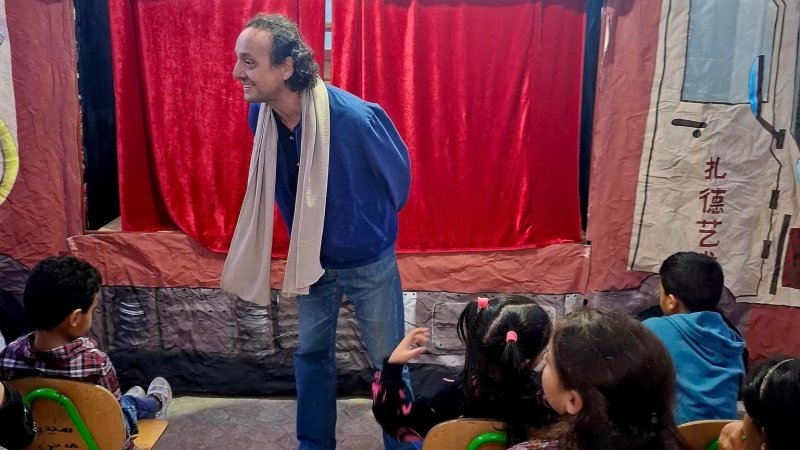 اليوم بالفتح الثقافي وعلى الساعة الثانية بعد الزوال : عرض مسرحية "الصائغ الامين "لاطفال باب سويقة والاحياء المجاورة