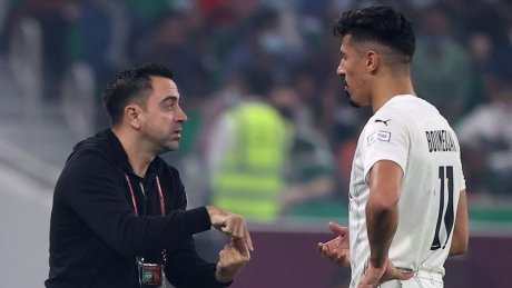 بالدموع .. تشافي يودع لاعبي السد قبل الانتقال إلى تدريب برشلونة