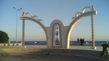 نقابات قرقنة تدين اقتحام منزل قيادي نقابي وتستنكر تدخل السلطة المحلية في الشأن التربوي