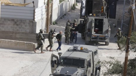 الاحتلال يعتقل 30 مواطنا فلسطينيا من عدة مناطق بالضفة الغربية