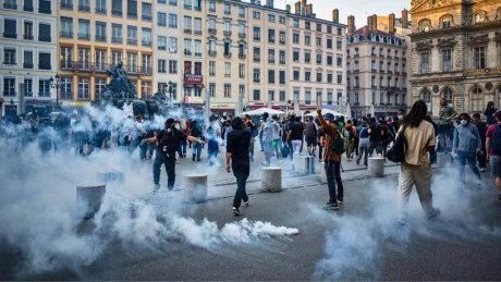حركة “Bloquons tout” (“لنغلق كل شيء”) في فرنسا تتواصل وتتوسع والحكومة تجابهها بالايقافات