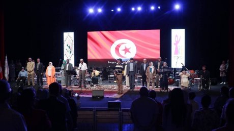 علاج كبار السنّ بالموسيقى : عمار القاسمي وهشام الدرويش ينشدون ويطربون المسنين