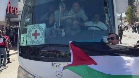 الاحتلال يفرج عن 88 معتقلا من سجن عوفر في إطار المرحلة الأولى من اتفاق وقف إطلاق النار