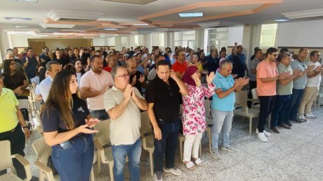 صفاقس : تجمع البنوك والمؤسسات المالية أمام مقر البنك المركزي واستياء واسع حول بيان المجلس البنكي والمالي