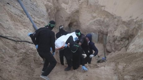 رجال المقاومة يخرجون جثة جندي احتلالي من منطقة ادعى العدو انه يسيطر عليها