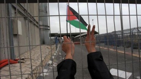 الحرية المنقوصة : أسرى فلسطينيون مبعدون إلى القاهرة يروون ل"وات" حكاياتهم مع الأسر والإبعاد