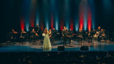 تقود فرقة من بلجيكا إلى نيويورك : أمل القرمازي تقدم رؤى جديدة في الموسيقى و الفن الأوركسترالي