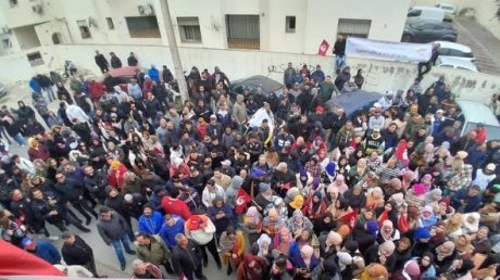 اجتماع عمالي حاشد في بطحاء محمد علي الحامي : اضراب ناجح في قطاع الصناعات الغذائية والتجارة والتصعيد وارد