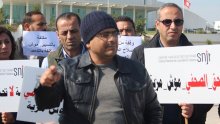 وقفة احتجاجية لصحفيين أمام مقر التلفزة التونسية‬